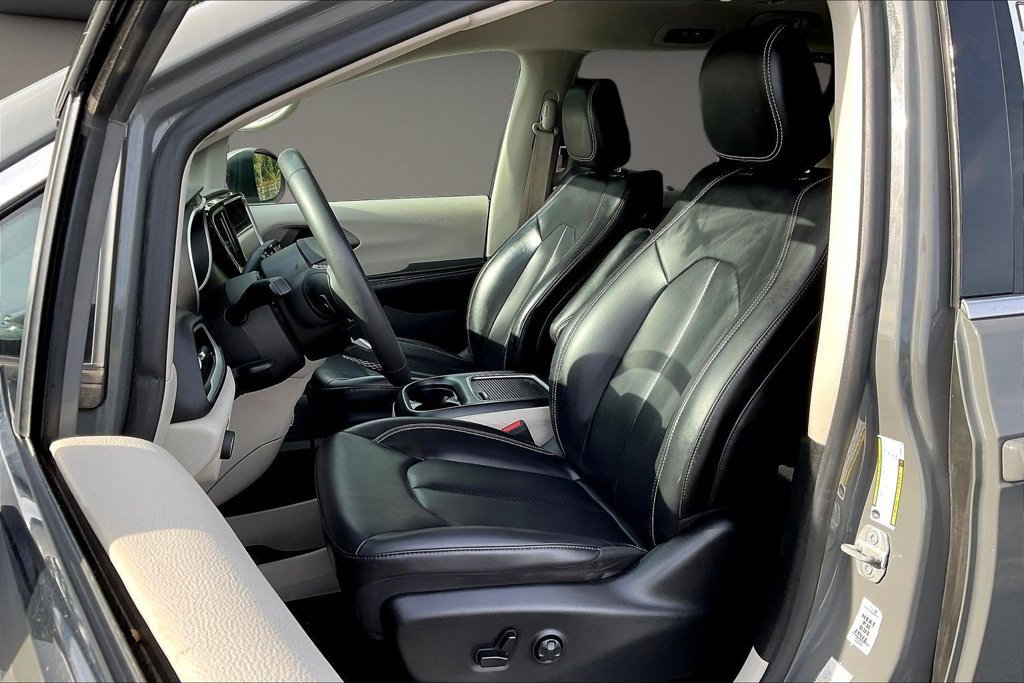 Used 2023 Chrysler Pacifica Touring-L FWD image 24