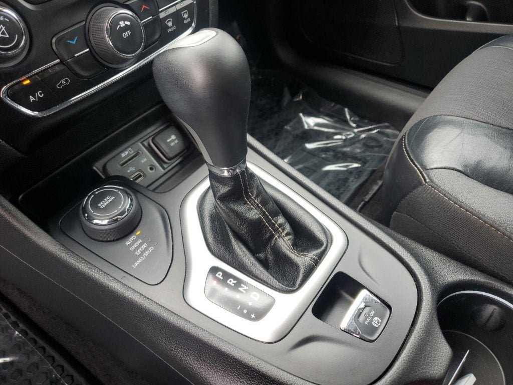 Used 2018 Jeep Cherokee Latitude Plus w/ Cold Weather Group AWD/4WD image 32