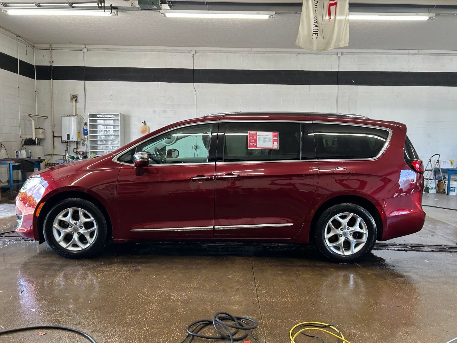 Used 2020 Chrysler Pacifica Limited FWD image 2