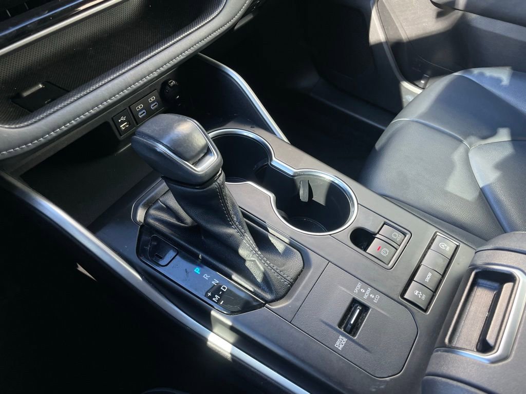 Used 2022 Toyota Highlander XLE image 19