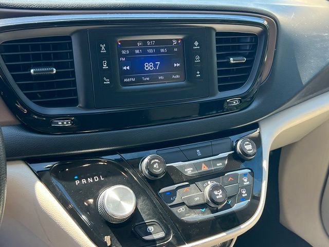 Used 2017 Chrysler Pacifica LX FWD image 18