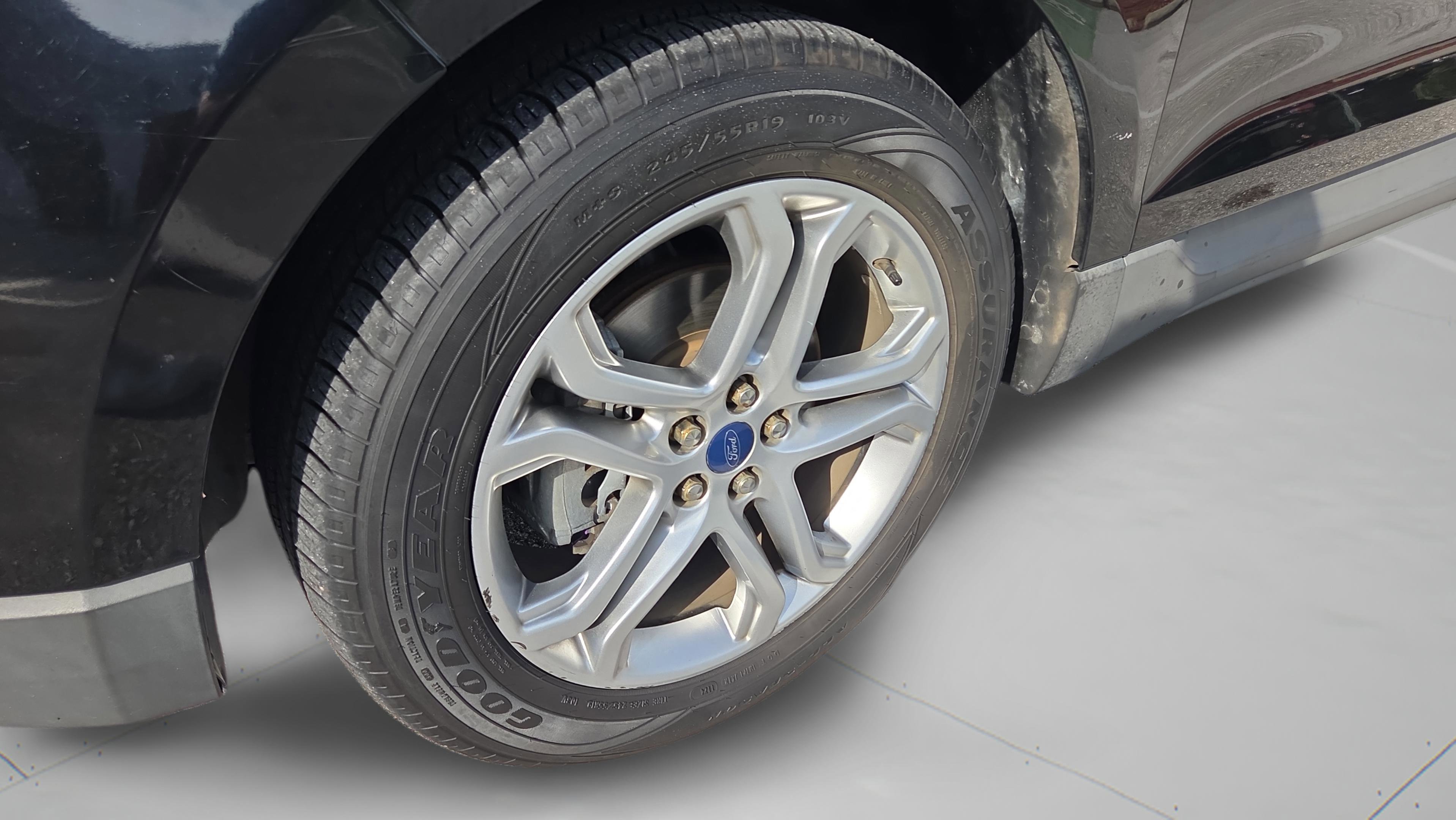 Used 2018 Ford Edge Titanium w/ Ford Safe & Smart Package FWD image 29
