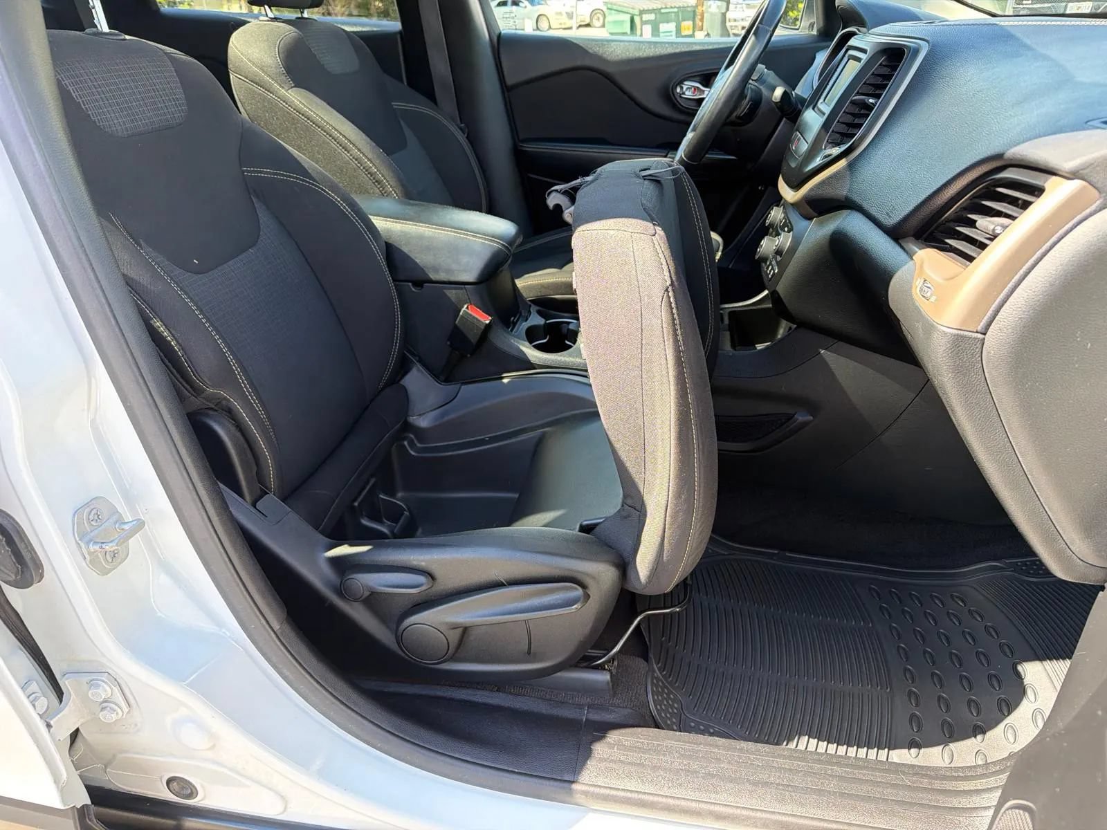 Used 2015 Jeep Cherokee Latitude w/ Comfort/Convenience Group FWD image 26