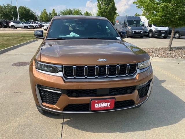 New 2026 Jeep Grand Cherokee Limited w/ Luxury Tech Group II AWD/4WD image 2
