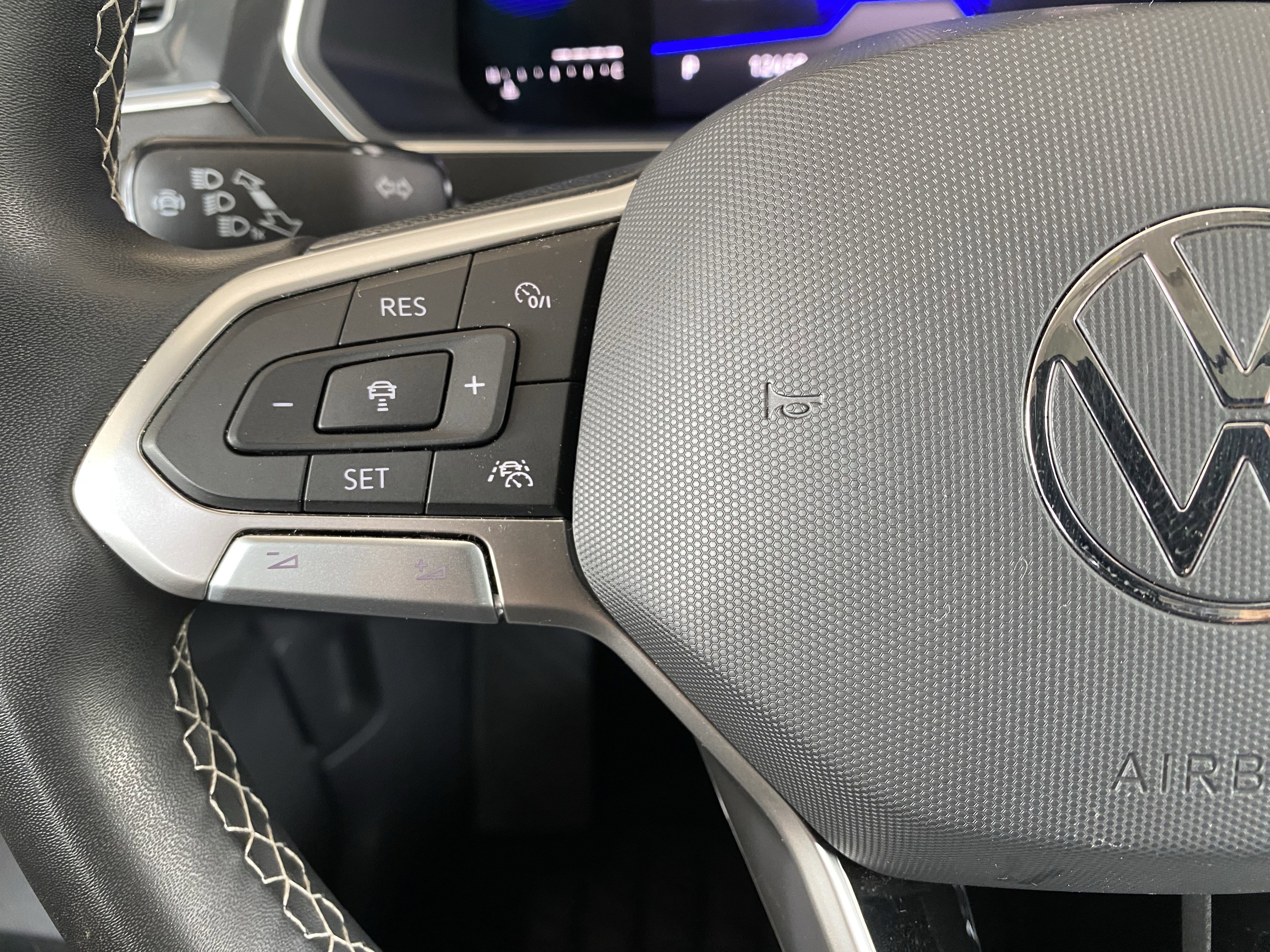 Used 2022 Volkswagen Tiguan SE w/ Panoramic Sunroof Package image 6