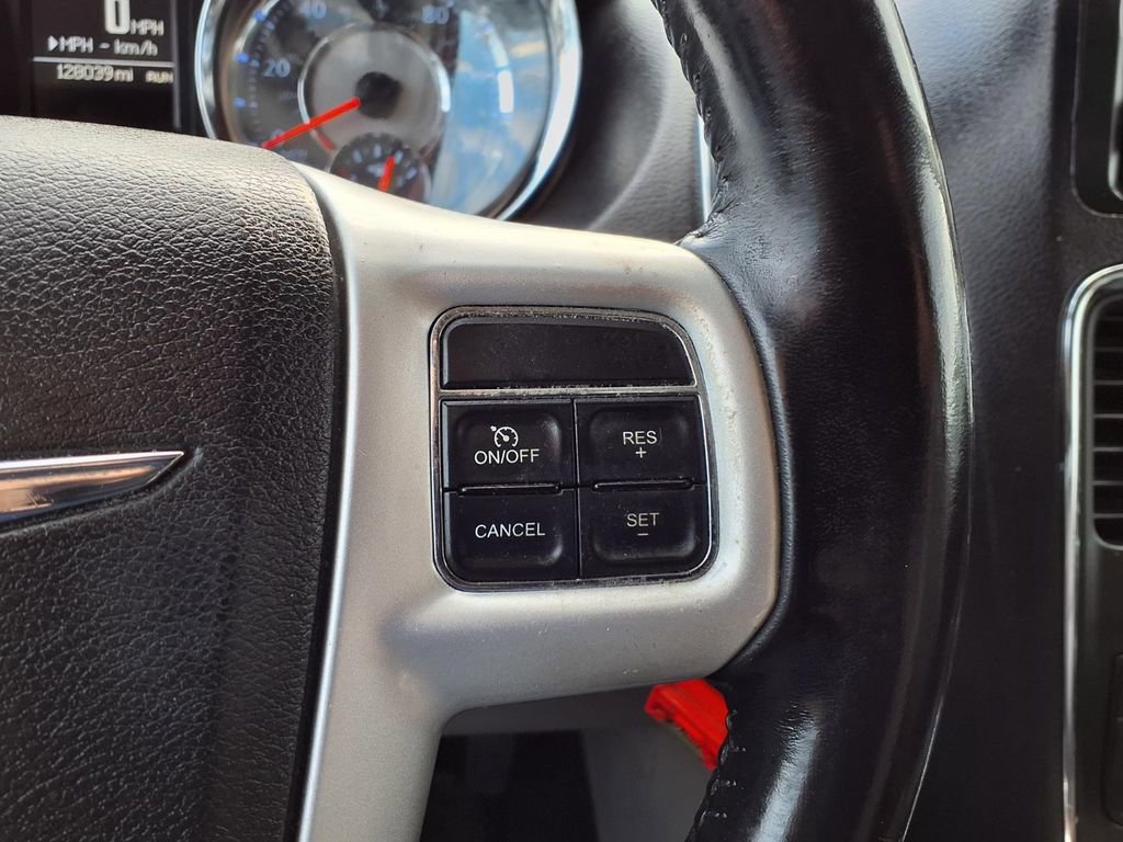 Used 2014 Chrysler Town & Country Touring image 16