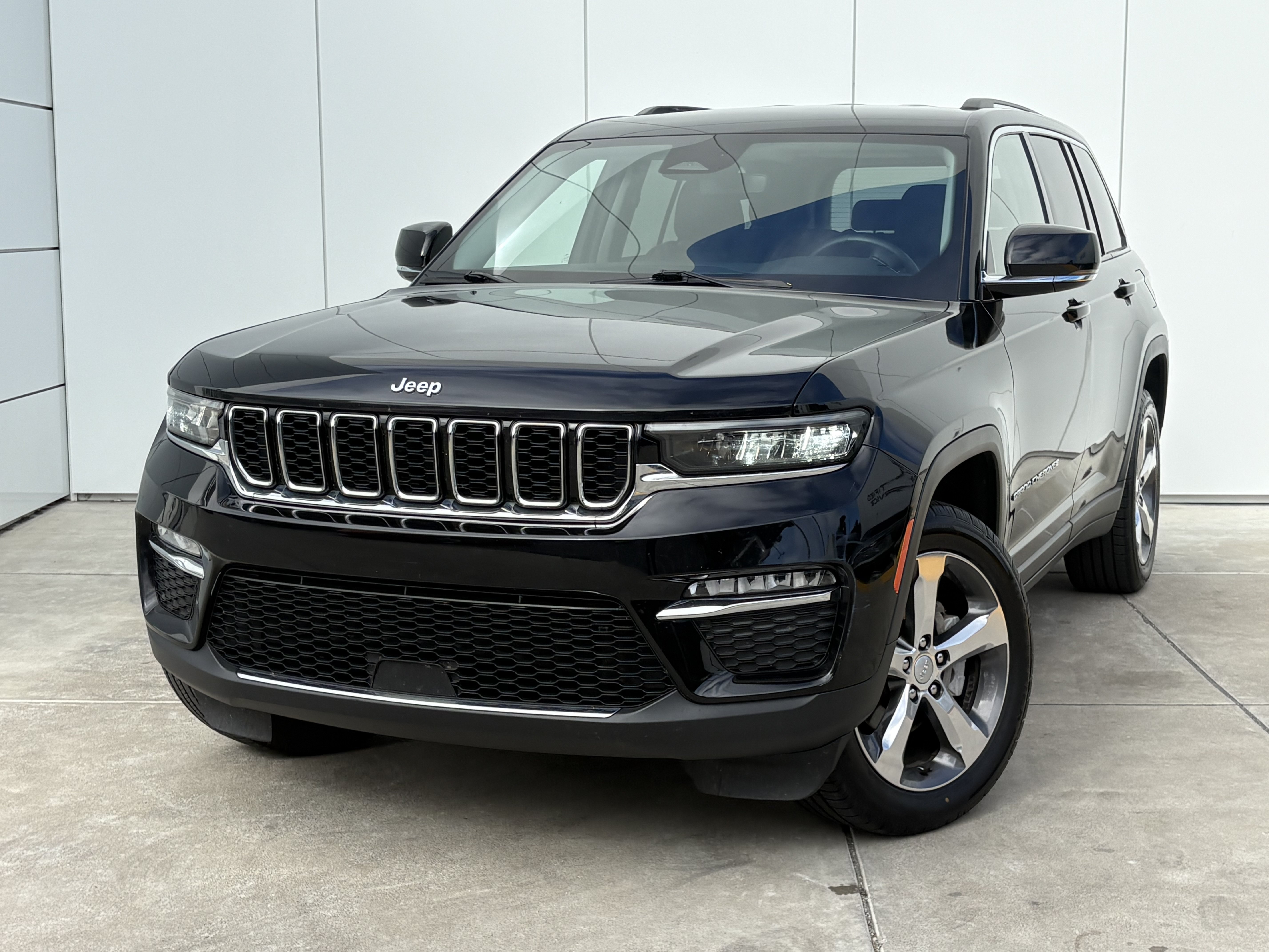 Used 2022 Jeep Grand Cherokee Limited AWD/4WD image 1