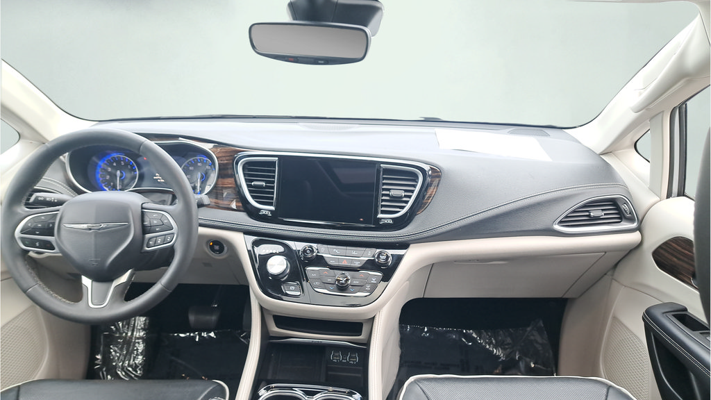 Used 2023 Chrysler Pacifica Limited FWD image 17