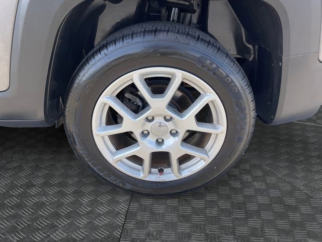 Used 2019 Jeep Renegade Latitude w/ Cold Weather Group AWD/4WD image 33