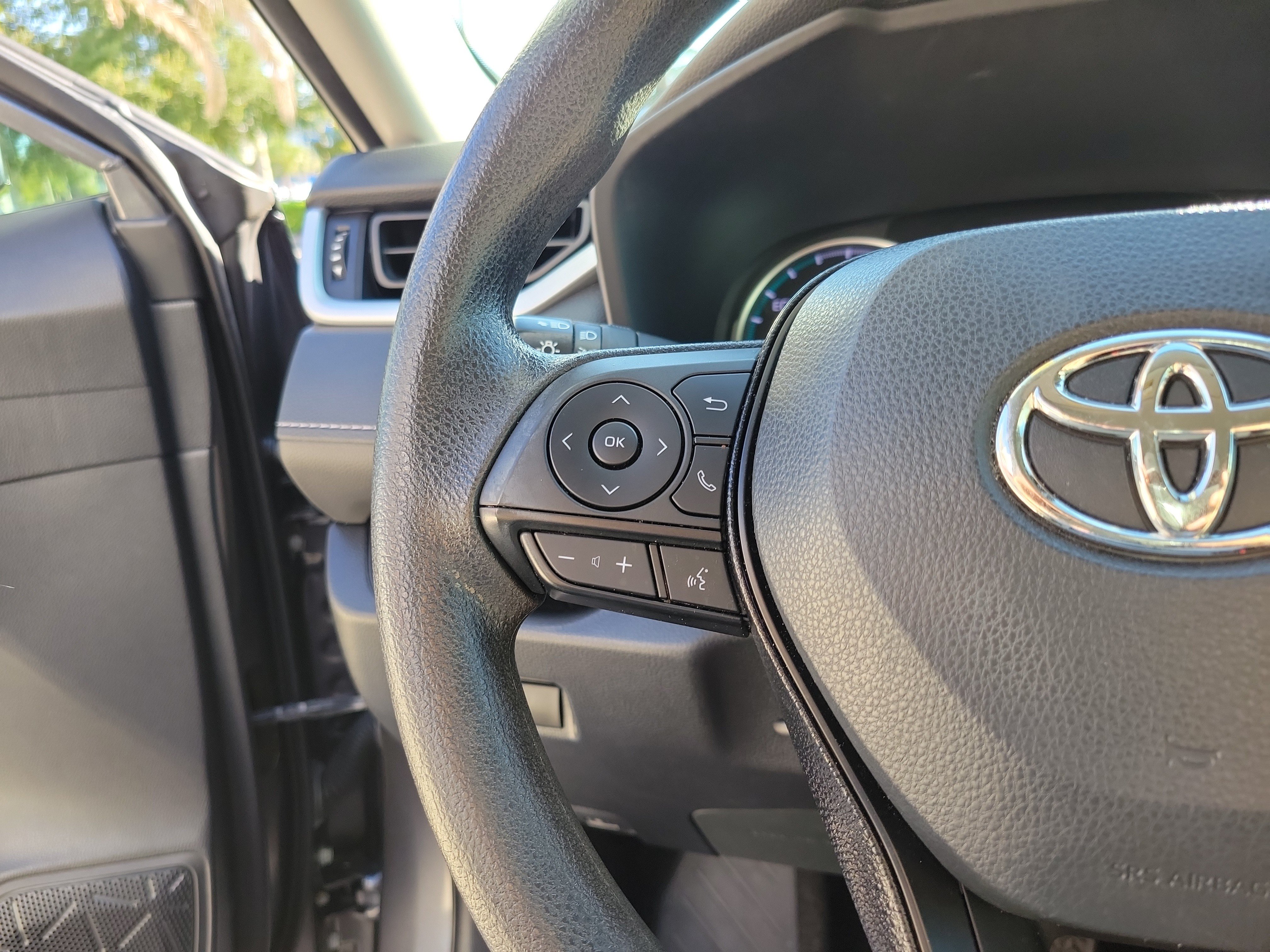 Used 2021 Toyota RAV4 XLE AWD/4WD image 17