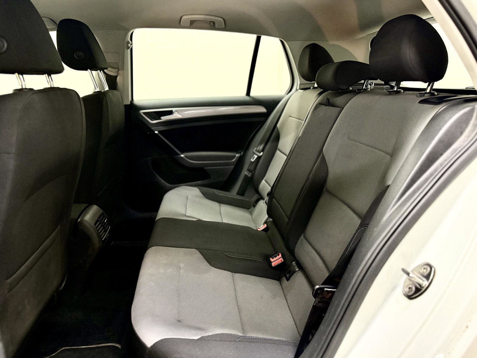 Used 2016 Volkswagen e-Golf SE w/ DC Fast Charging Package FWD image 15