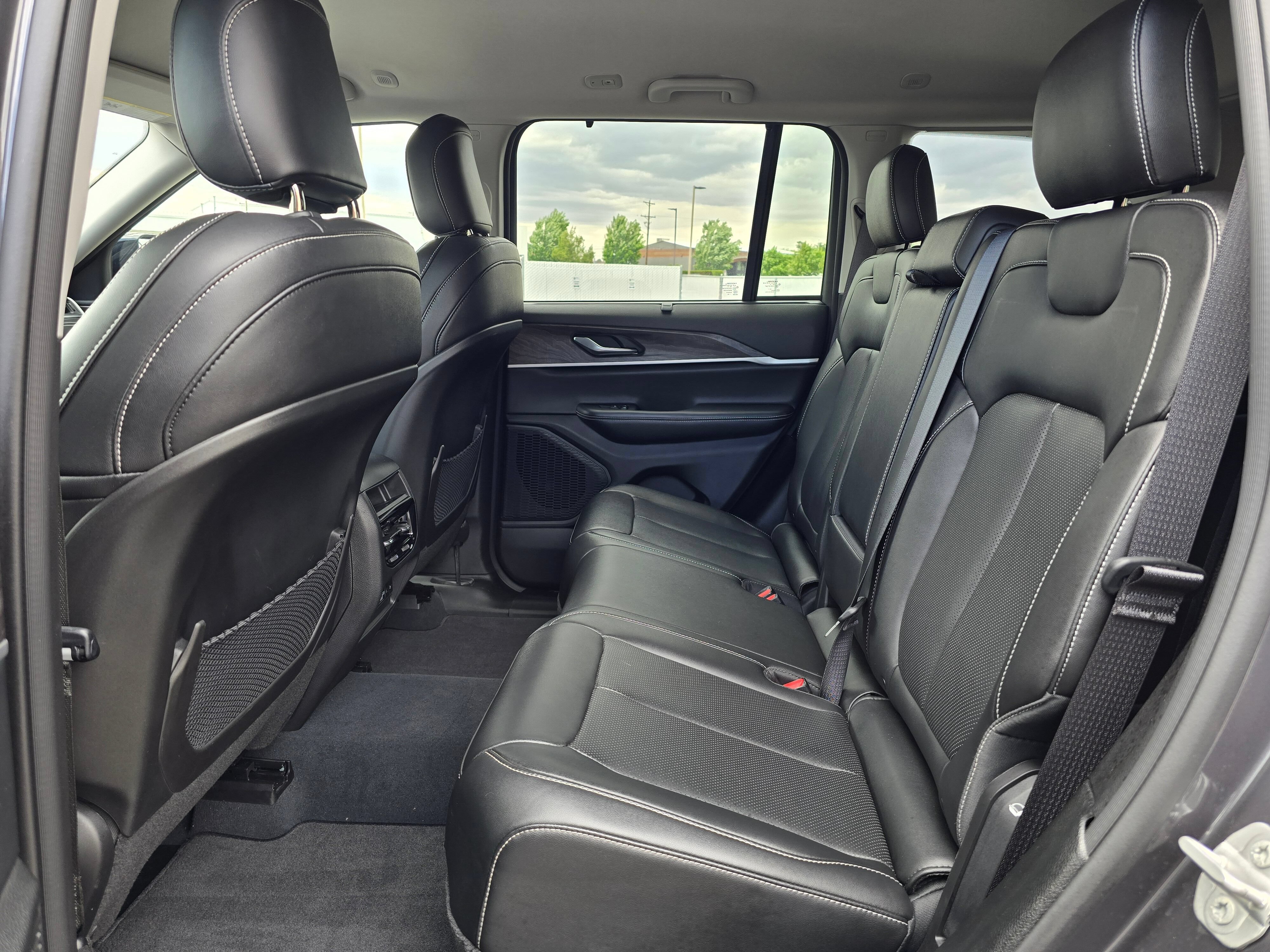 Used 2023 Jeep Grand Cherokee Limited w/ Luxury Tech Group II AWD/4WD image 43