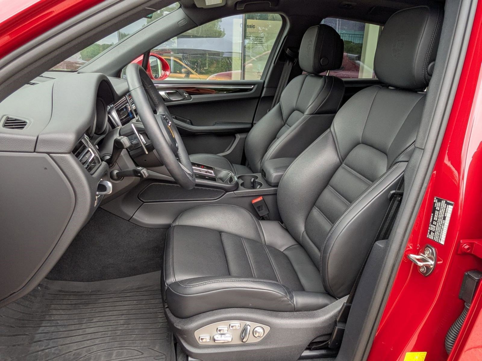Certified 2026 Porsche Macan AWD/4WD image 5