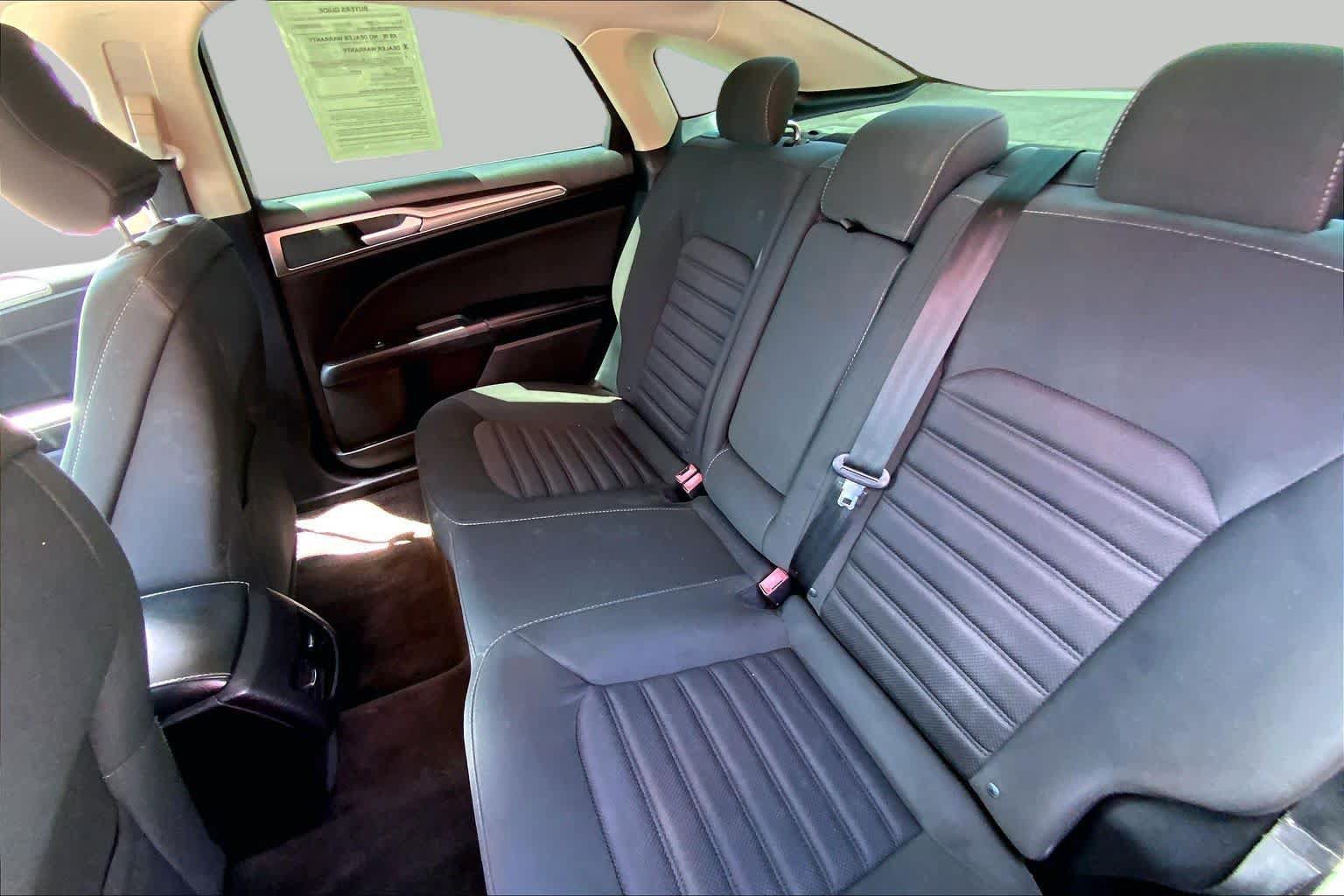 Used 2018 Ford Fusion SE w/ Fusion SE Technology Package FWD image 19