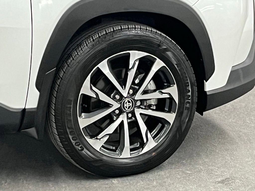 Used 2024 Toyota Corolla Cross XLE w/ Convenience Package image 39