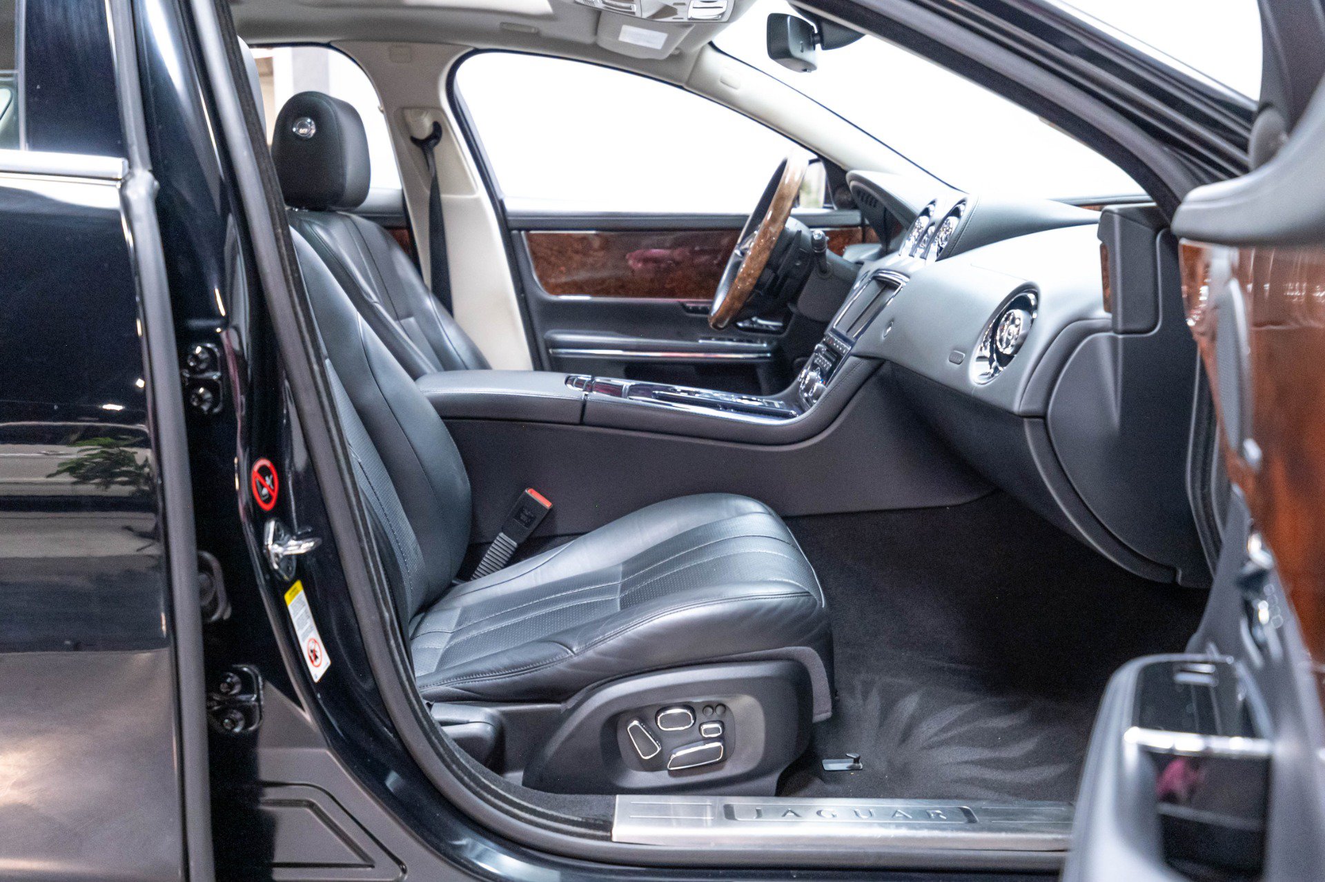 Used 2013 Jaguar XJ AWD image 35