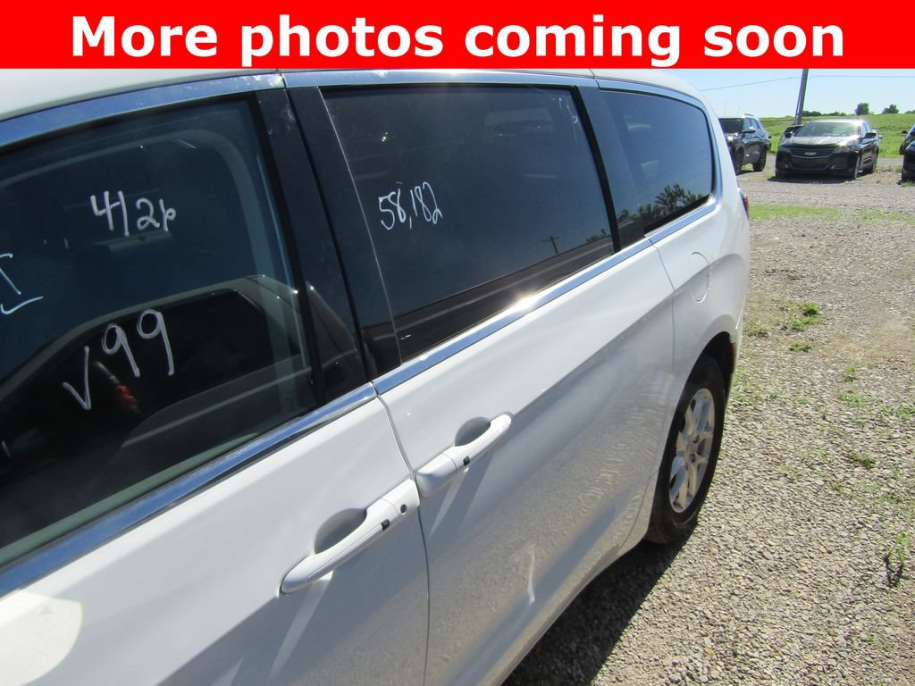 Used 2023 Chrysler Pacifica Touring-L FWD image 2