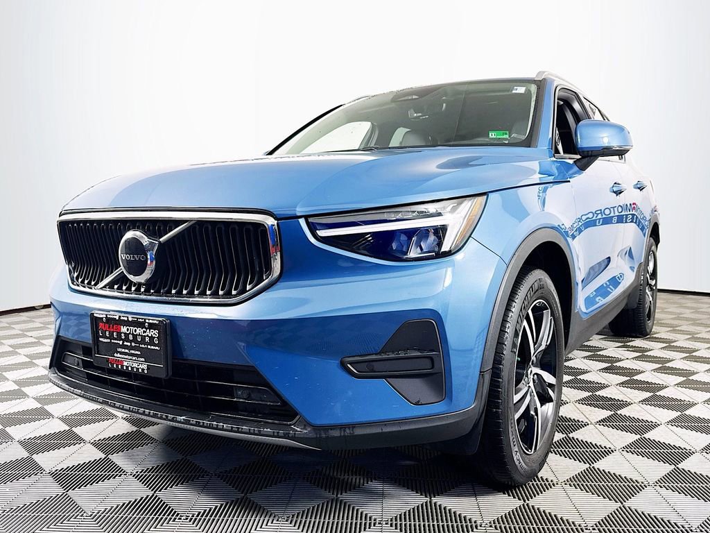 Used 2023 Volvo XC40 B5 Core w/ Convenience Package image 3