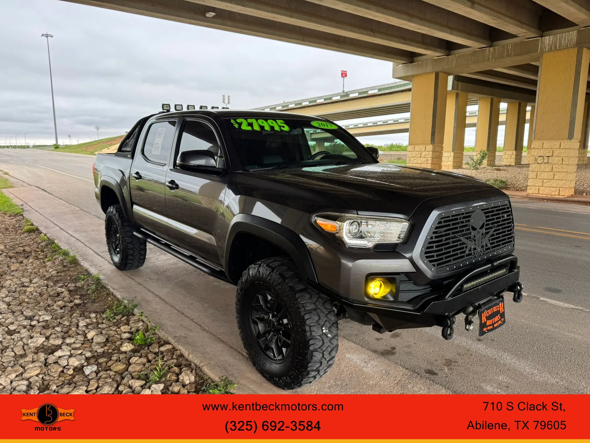 Used 2017 Toyota Tacoma TRD Off-Road w/ Tow Package (A/T) image 1