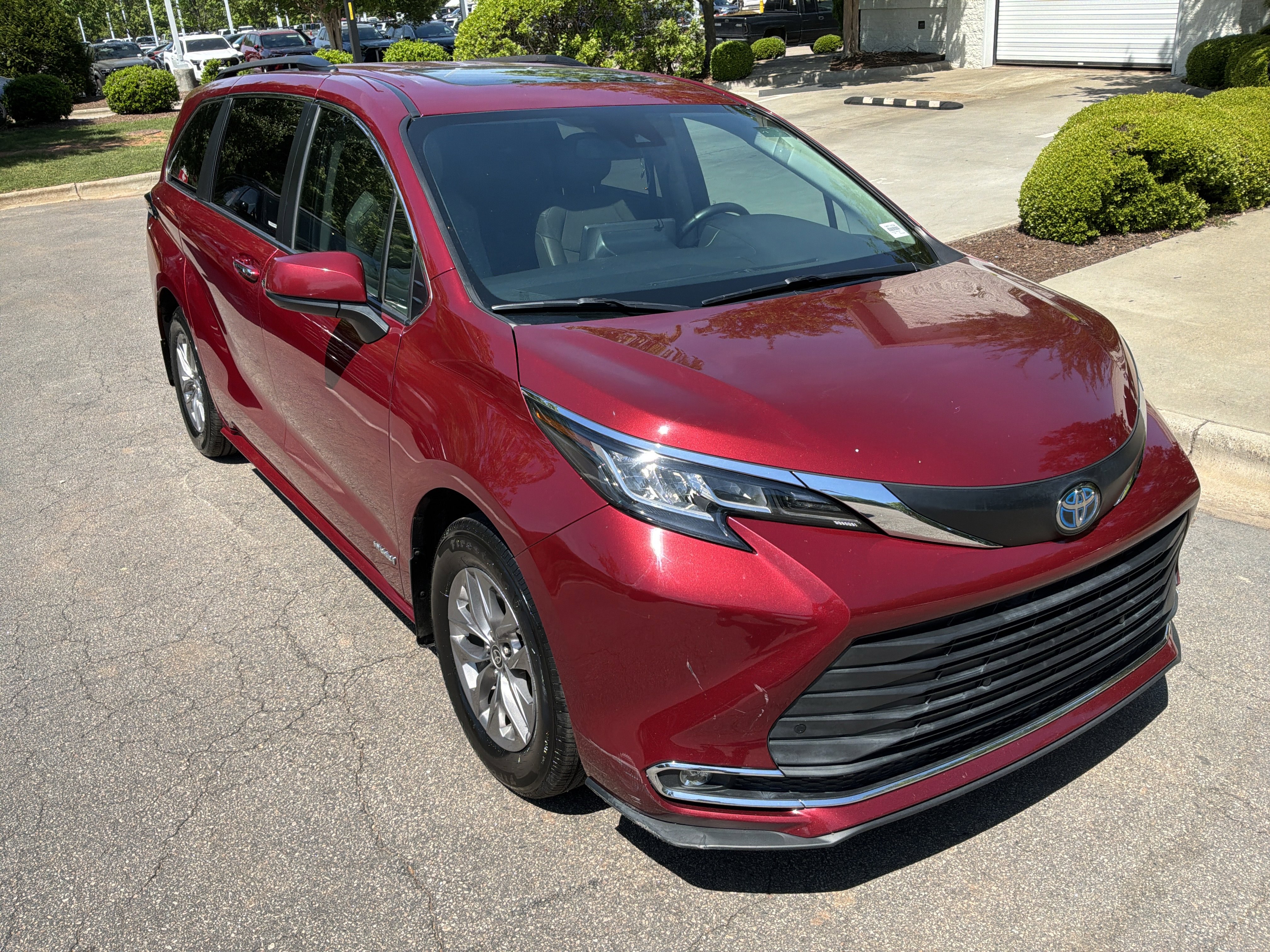 Used 2021 Toyota Sienna XLE image 2