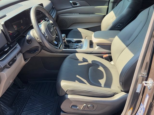 Used 2025 Kia Carnival EX FWD image 10