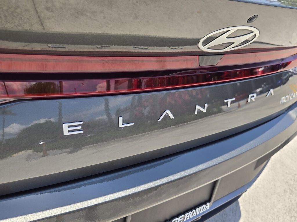Used 2024 Hyundai Elantra SE FWD image 15