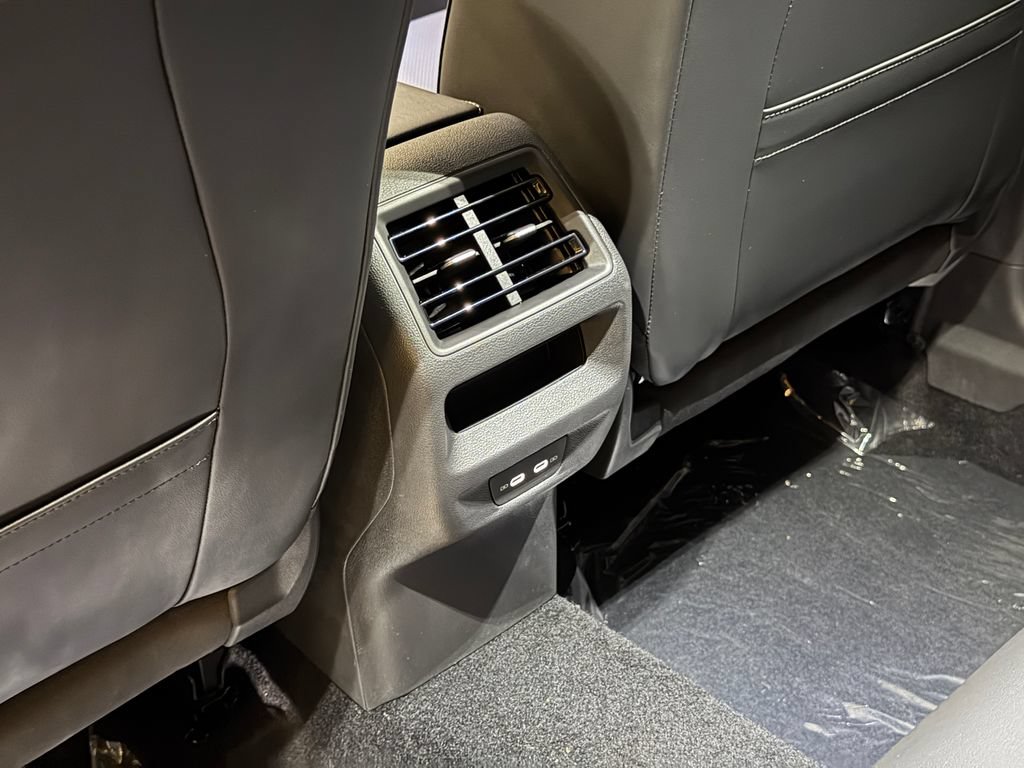 New 2026 Volkswagen Tiguan SE R-Line FWD image 24
