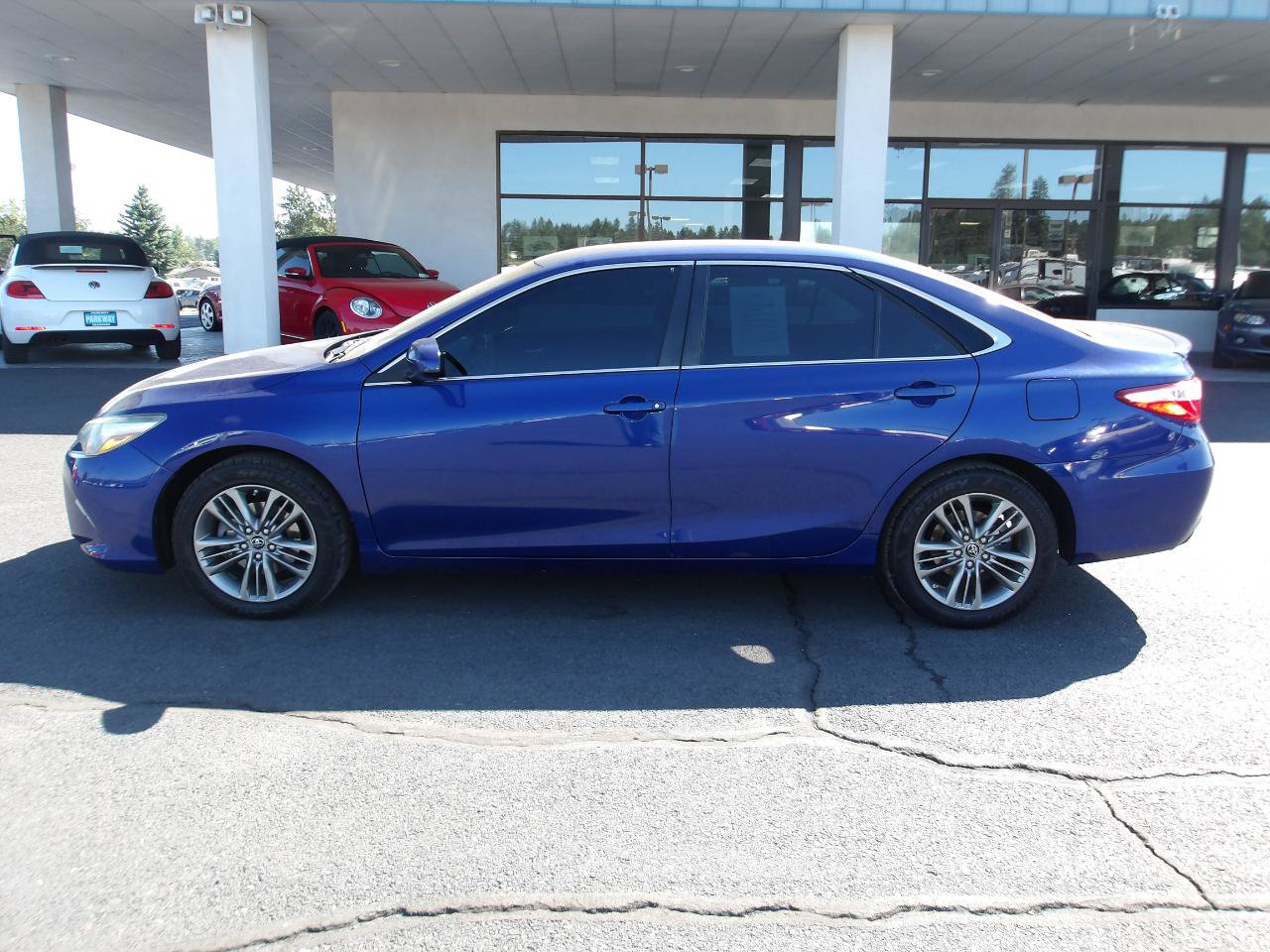 Used 2016 Toyota Camry SE FWD image 2