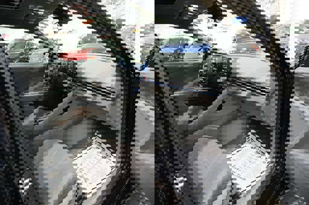 Used 2025 Hyundai Elantra SEL image 30