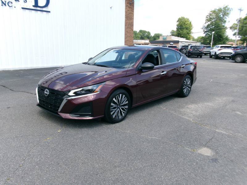 Used 2025 Nissan Altima 2.5 SV FWD image 2