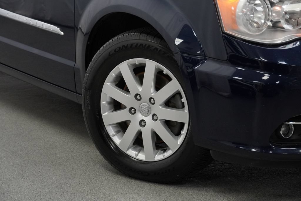Used 2016 Chrysler Town & Country Touring w/ Driver Convenience Group FWD image 7