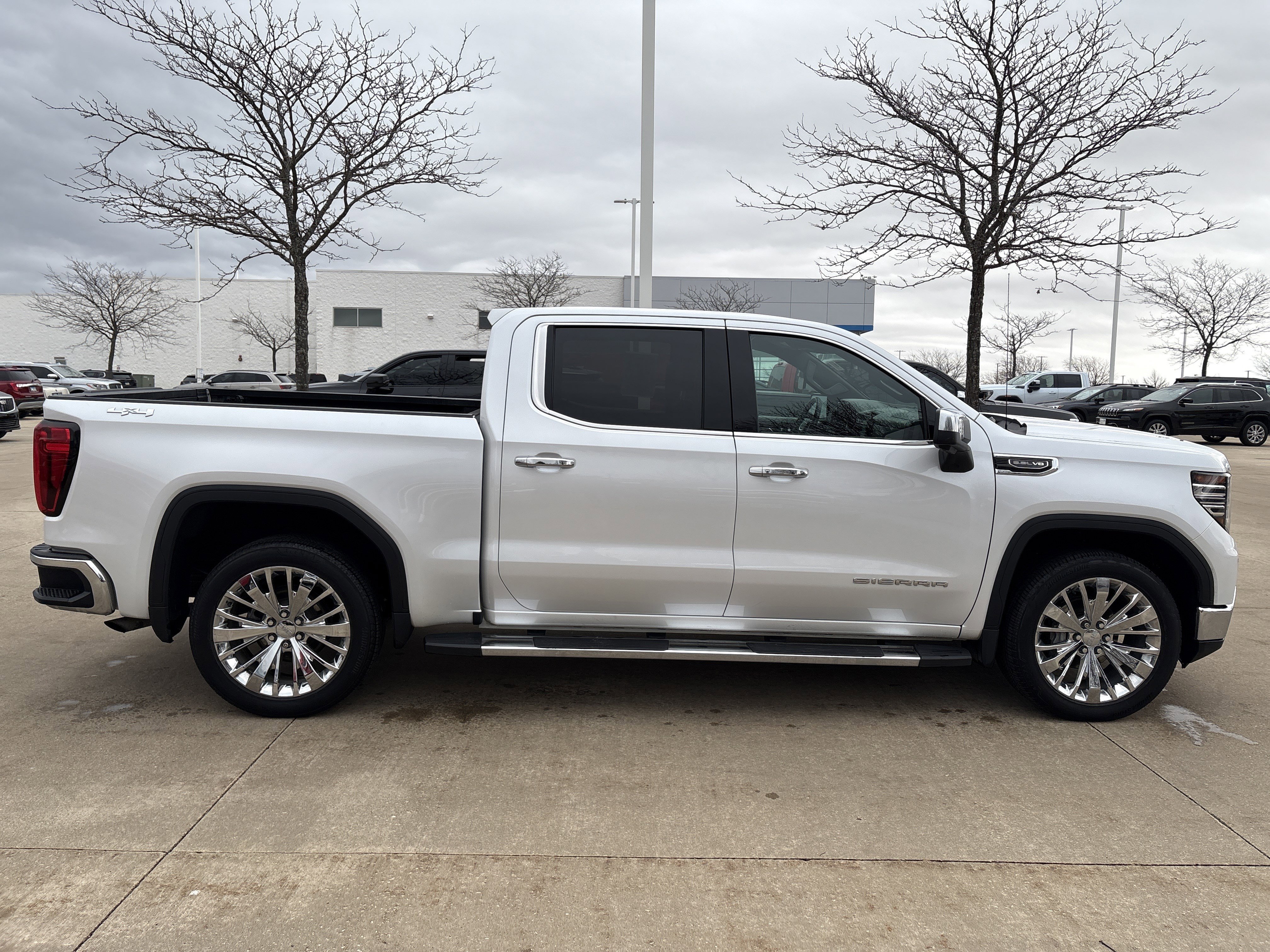 Used 2023 GMC Sierra 1500 SLT w/ SLT Premium Plus Package AWD/4WD image 8