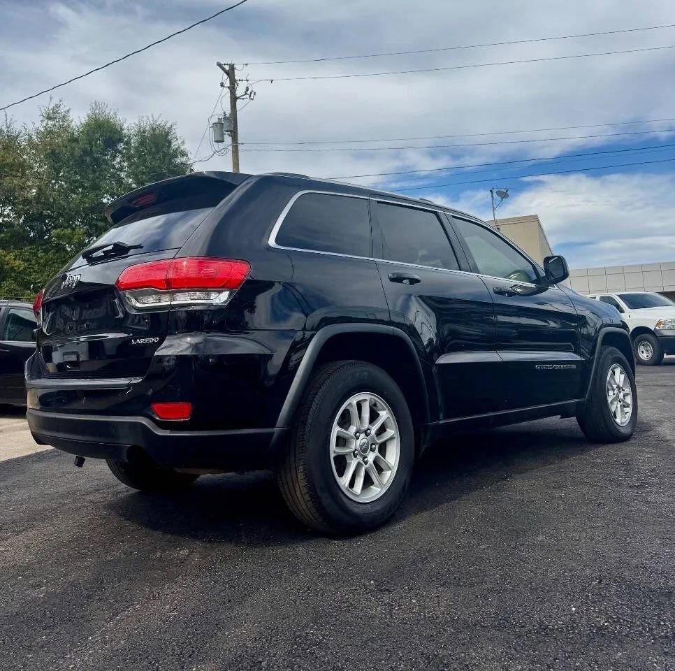 Used 2018 Jeep Grand Cherokee Laredo RWD image 2