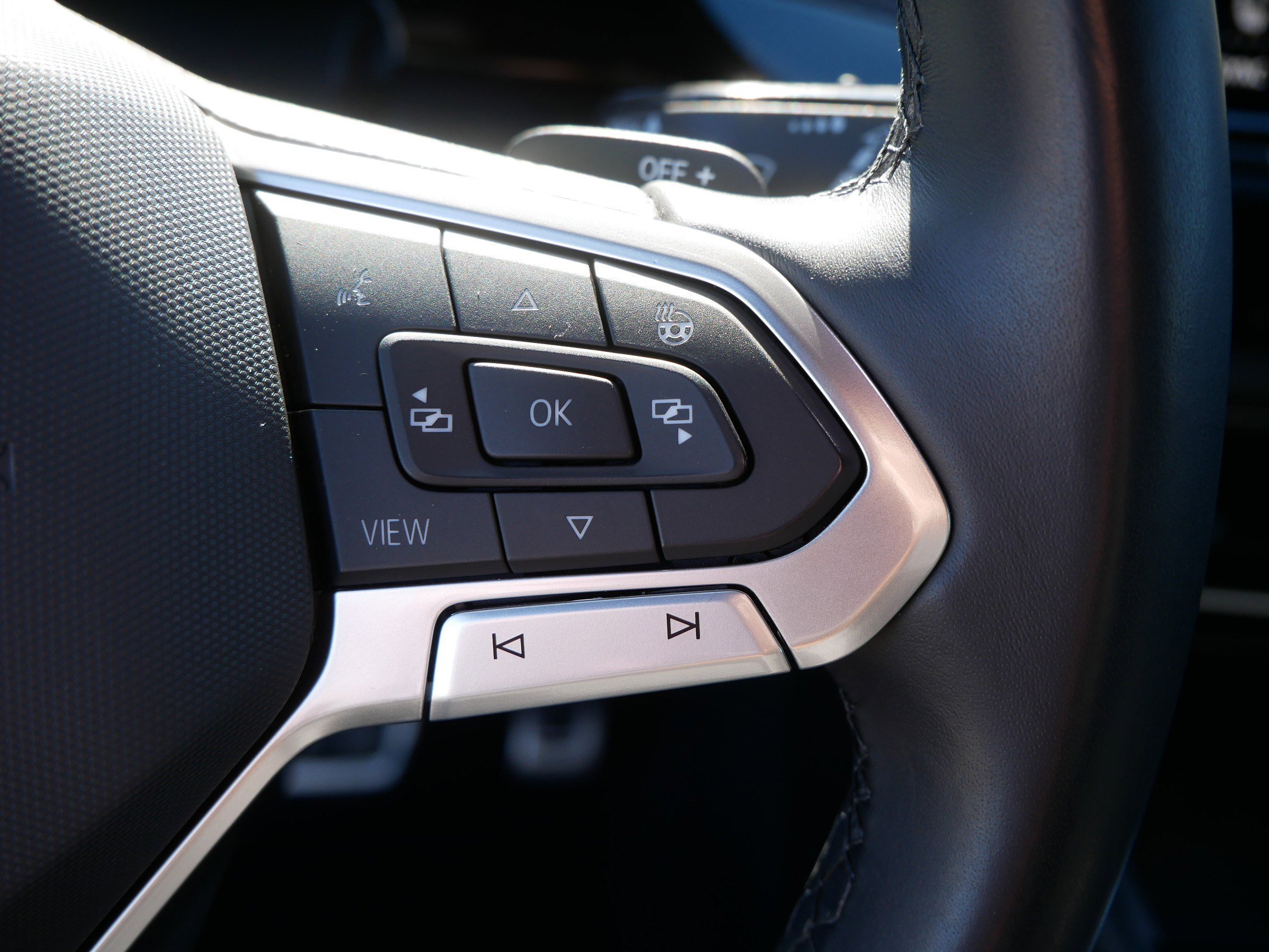 Certified 2024 Volkswagen Atlas Cross Sport SEL R-Line image 28