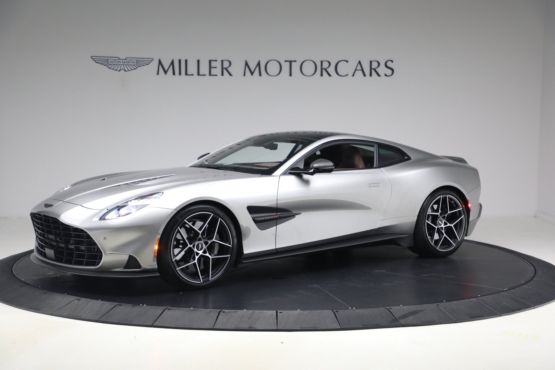 Used 2025 Aston Martin Vanquish RWD image 2