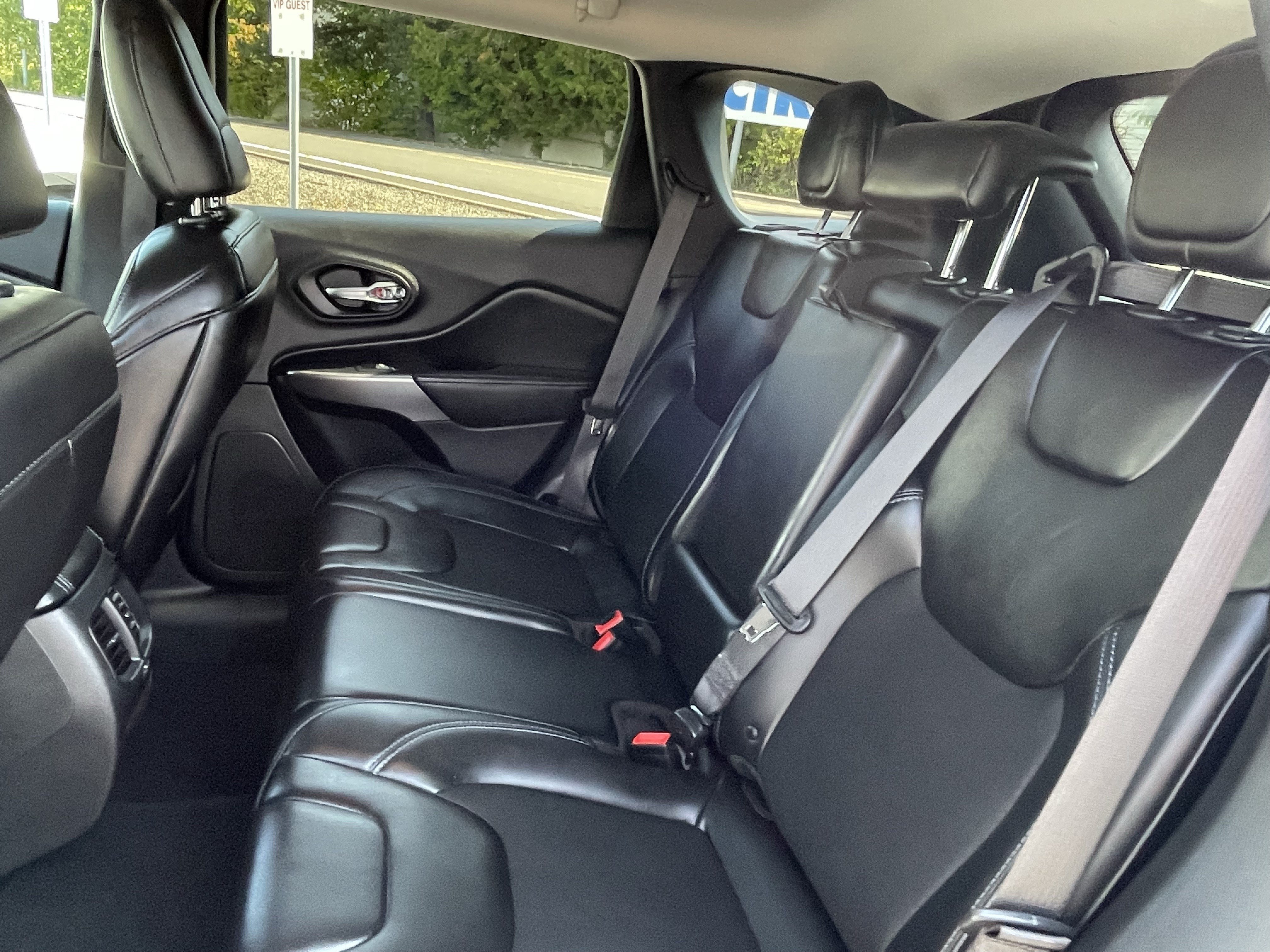 Used 2019 Jeep Cherokee Latitude Plus AWD/4WD image 15