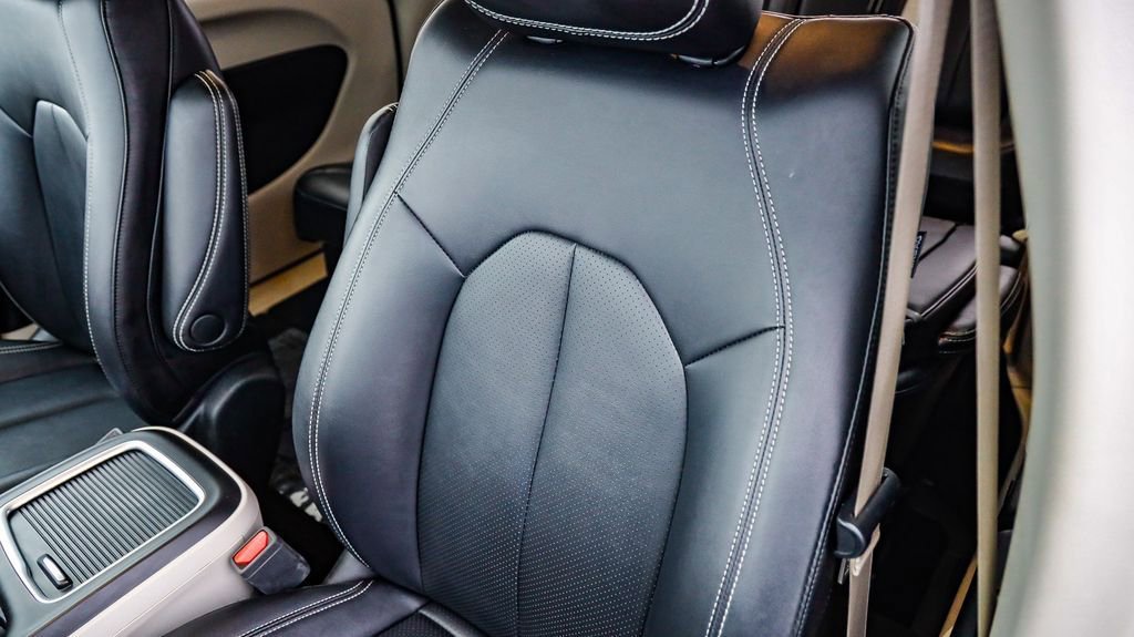 Certified 2024 Chrysler Pacifica Touring-L image 26