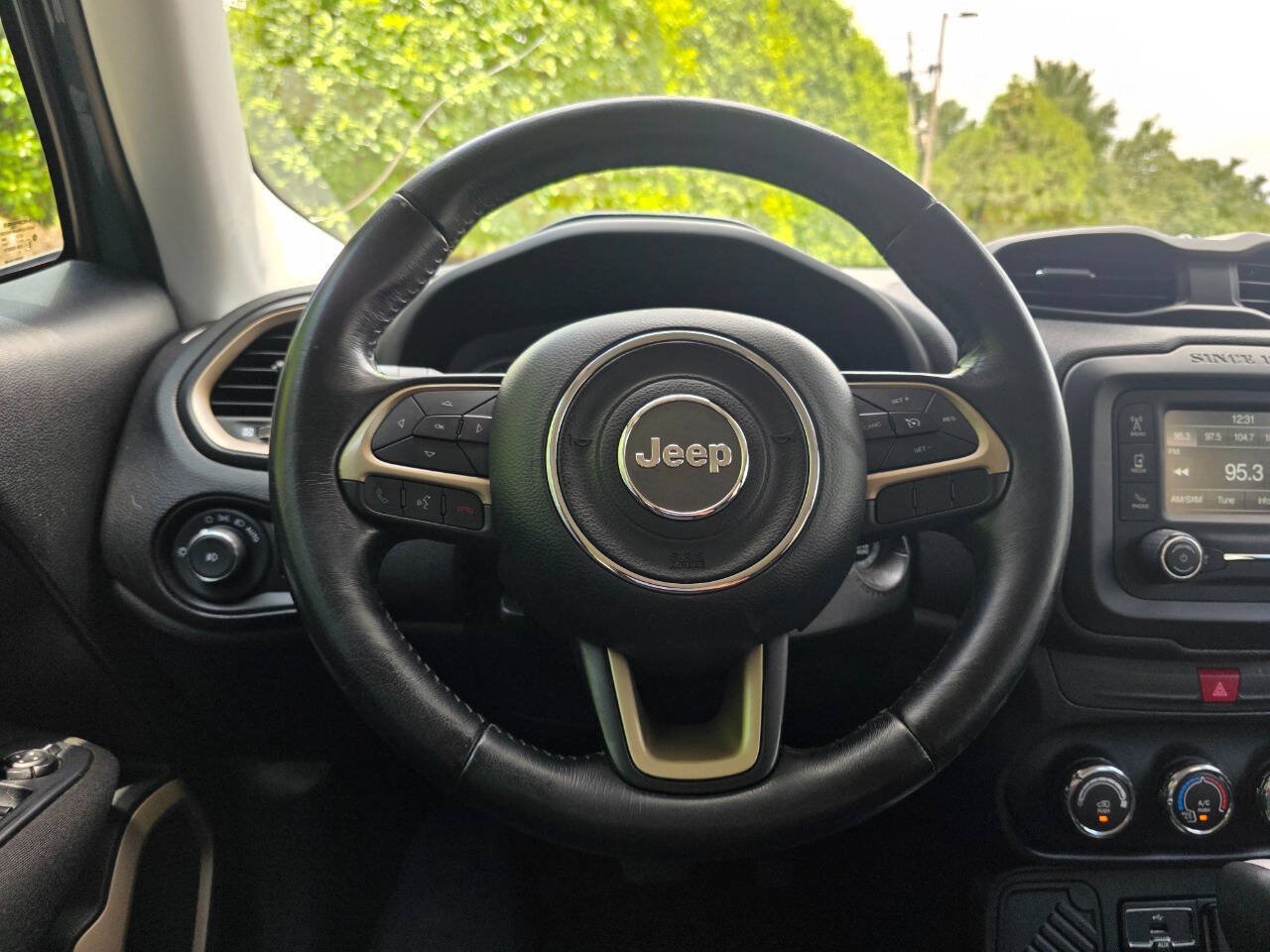 Used 2017 Jeep Renegade Latitude FWD image 18