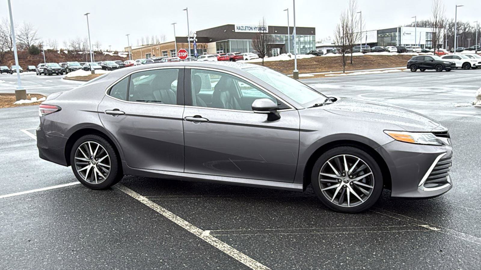 Used 2022 Toyota Camry XLE image 3