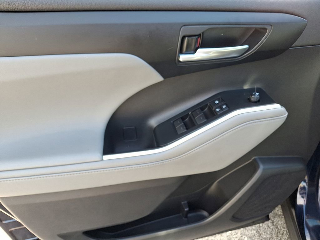 Used 2020 Toyota Highlander XLE AWD/4WD image 12