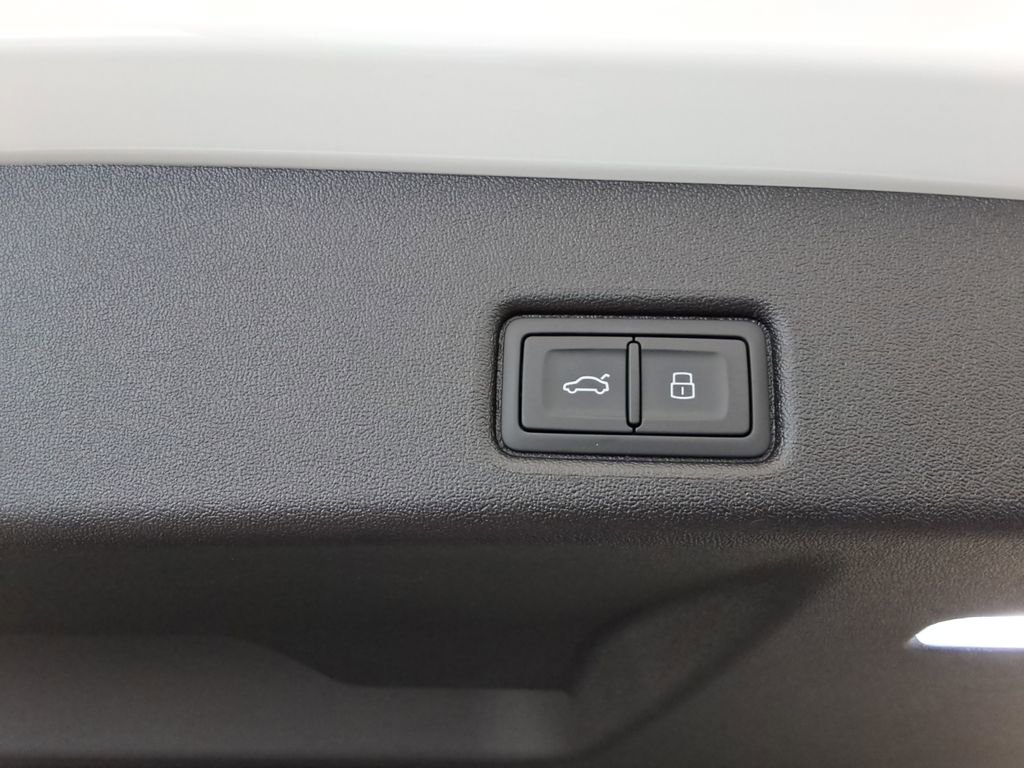 Used 2025 Audi Q5 Premium w/ Convenience Package image 21