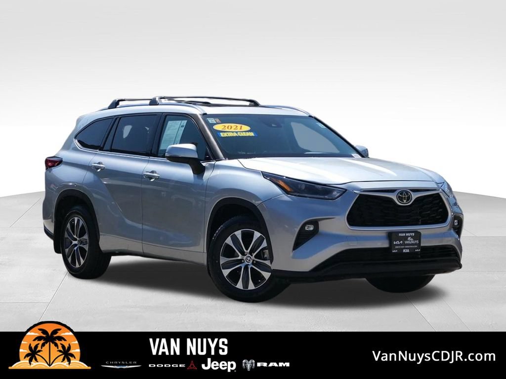Used 2021 Toyota Highlander XLE FWD image 1