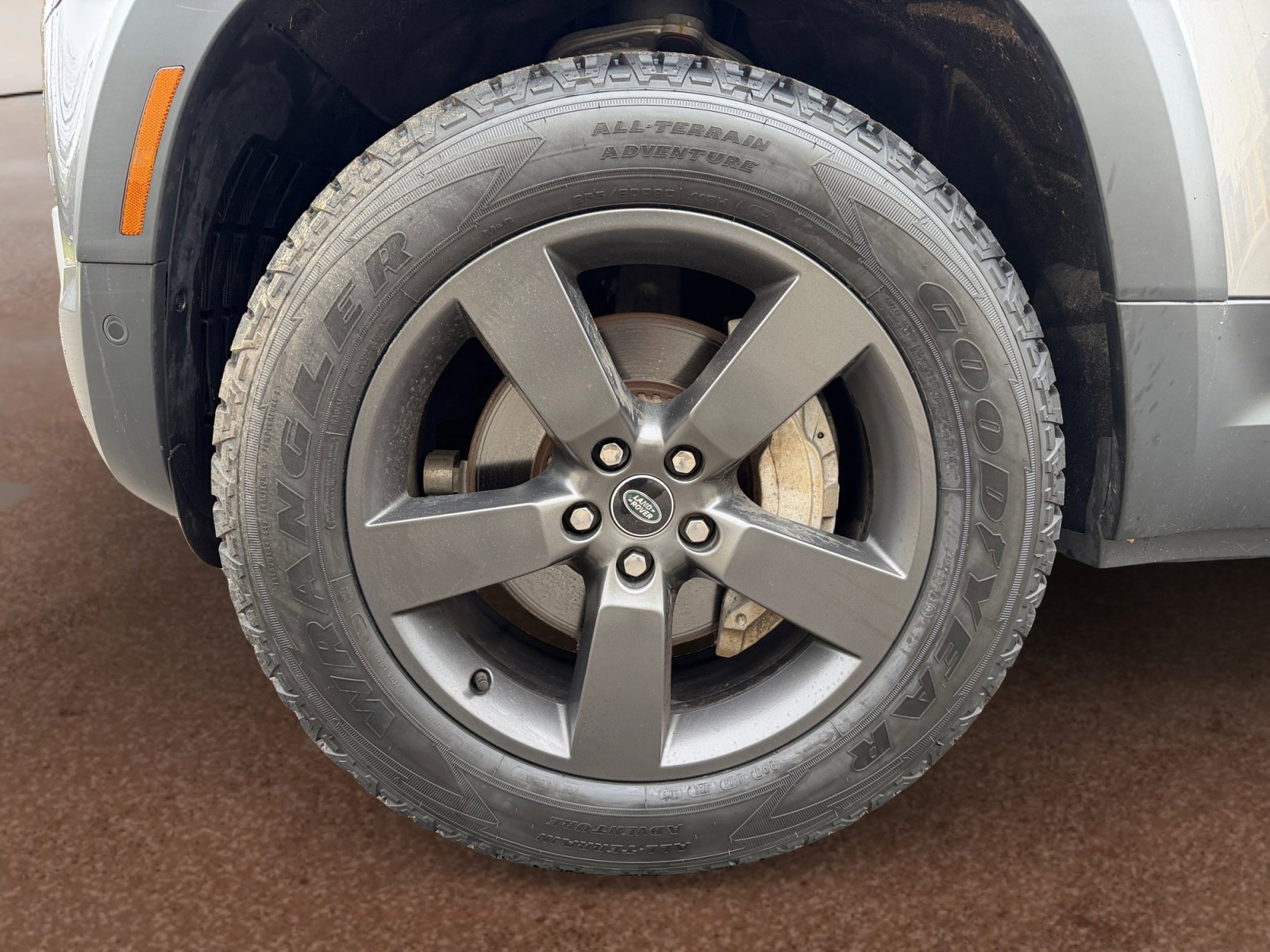 Used 2023 Land Rover Defender 130 SE image 9