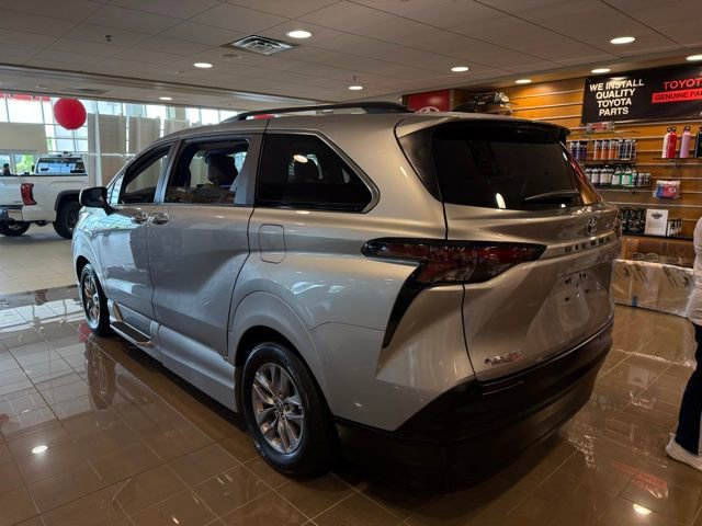 Used 2025 Toyota Sienna XLE image 5