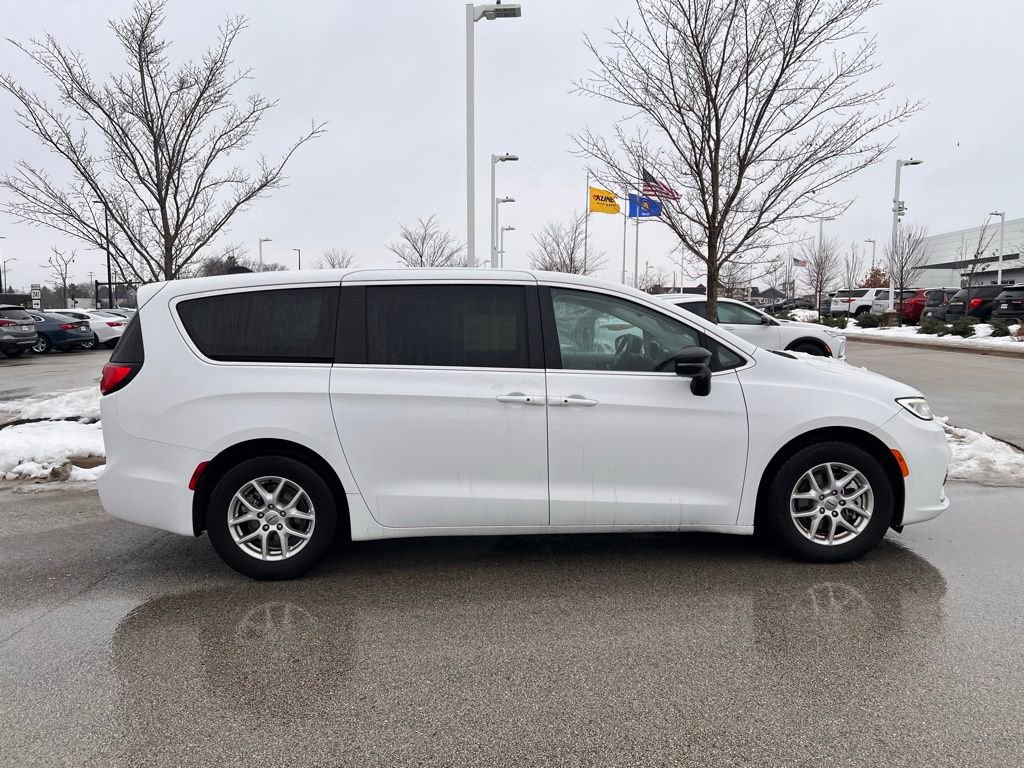 Used 2024 Chrysler Pacifica Touring-L image 3
