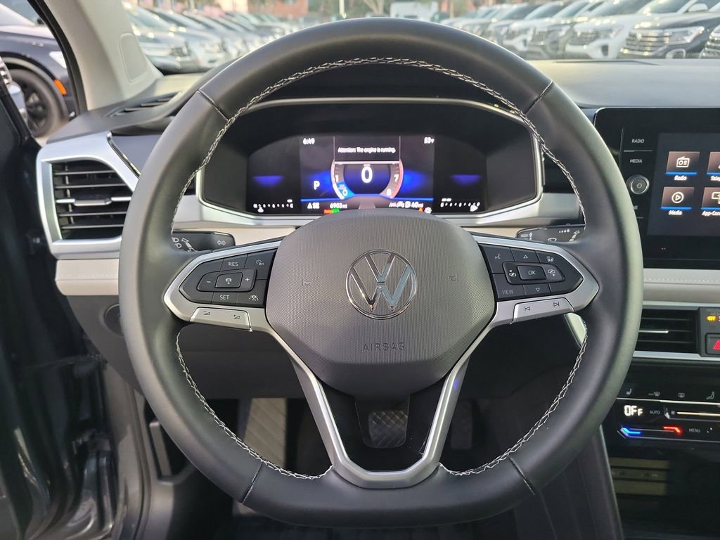 Used 2025 Volkswagen Taos SE w/ Panoramic Sunroof Package image 18