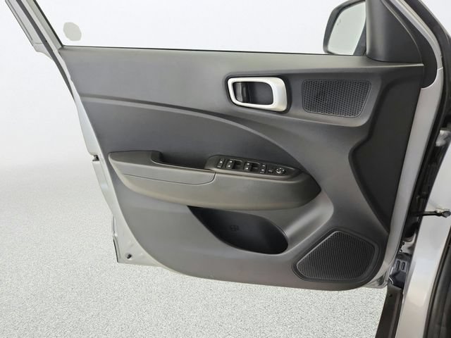 Used 2025 Hyundai Venue SEL FWD image 21