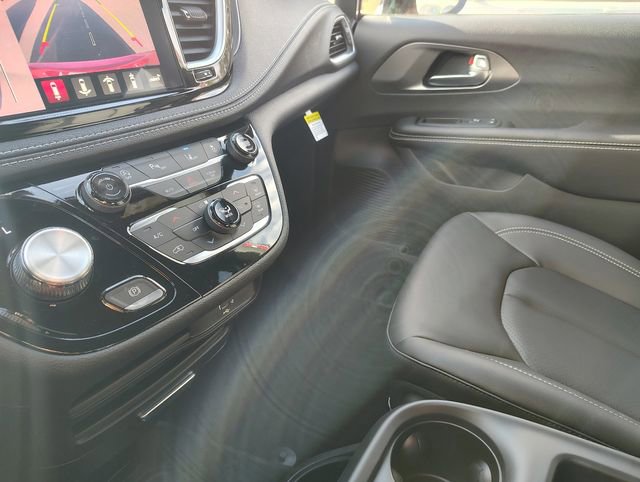 New 2026 Chrysler Pacifica Select w/ S Appearance Package image 28