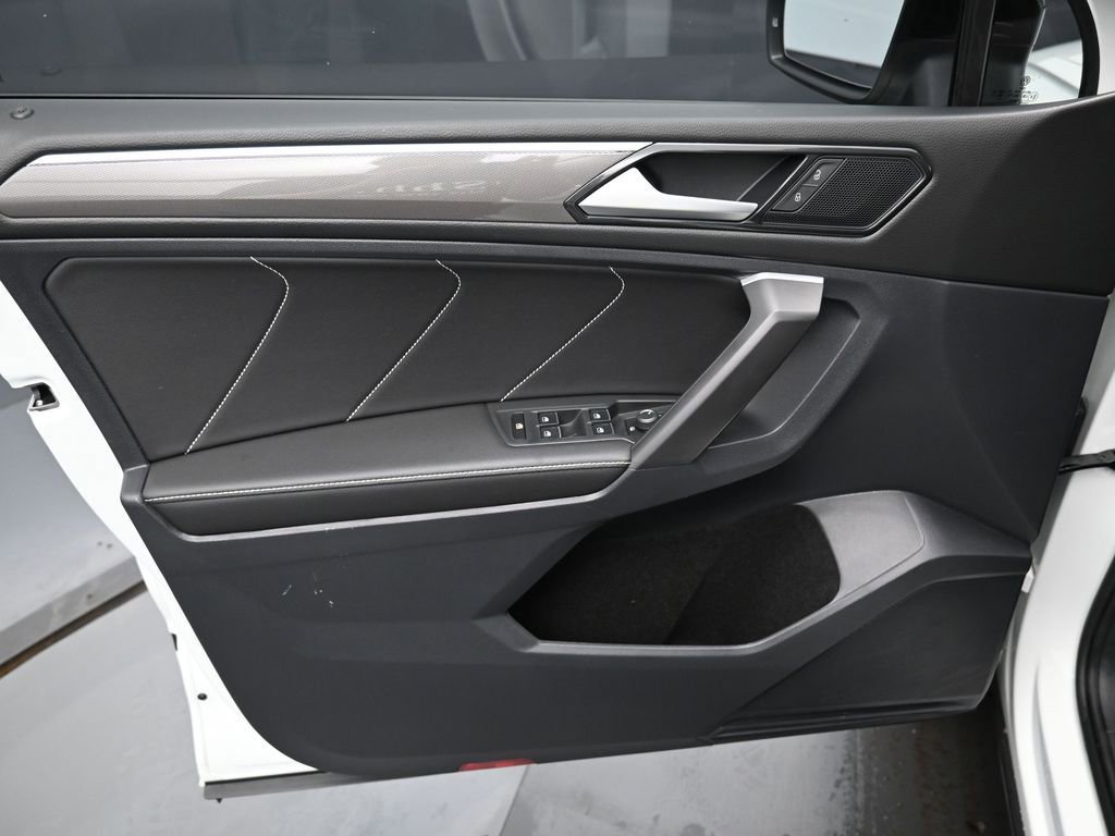 Used 2023 Volkswagen Tiguan SE R-Line image 11