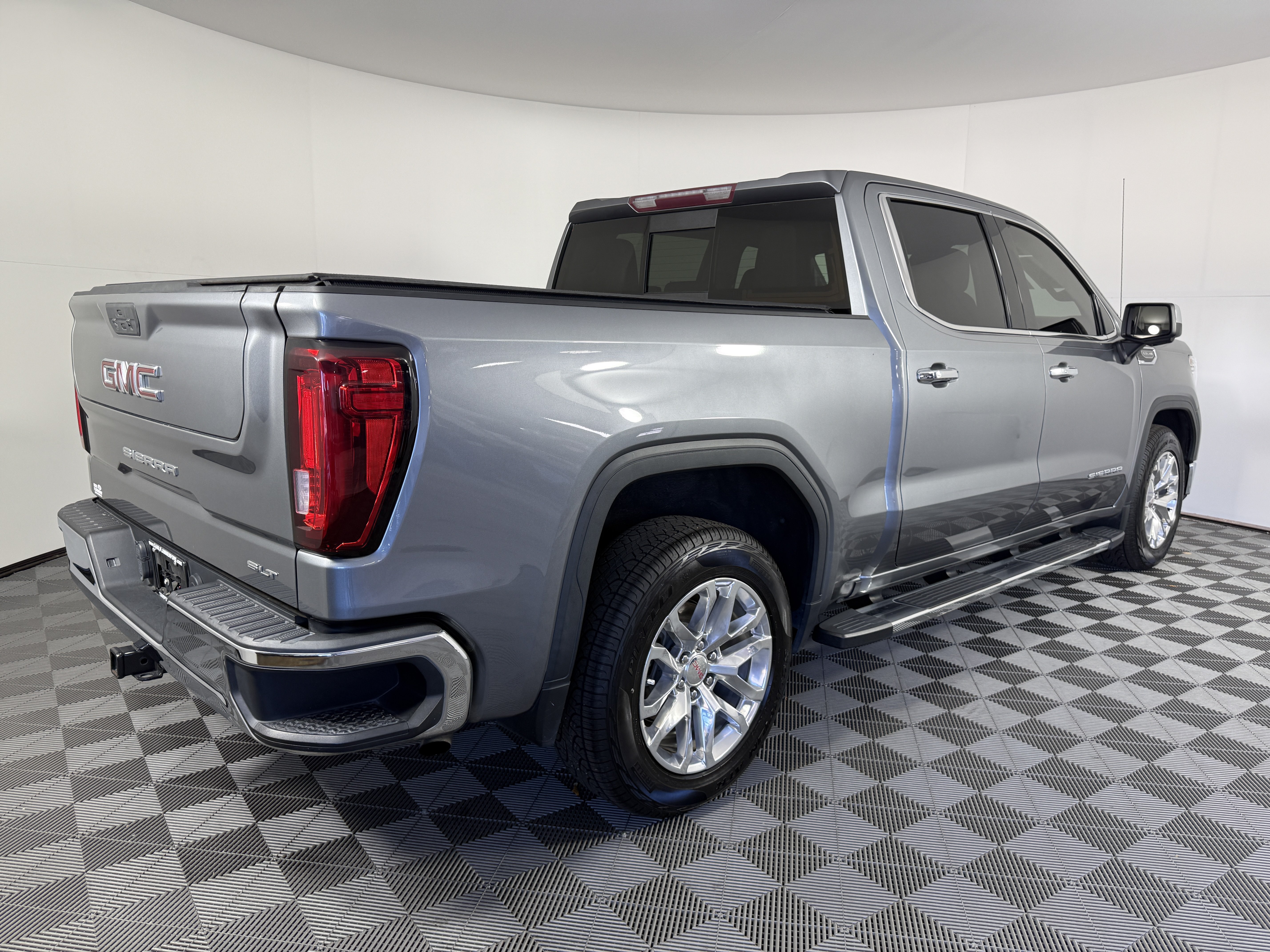 Used 2021 GMC Sierra 1500 SLT w/ SLT Premium Package RWD image 3
